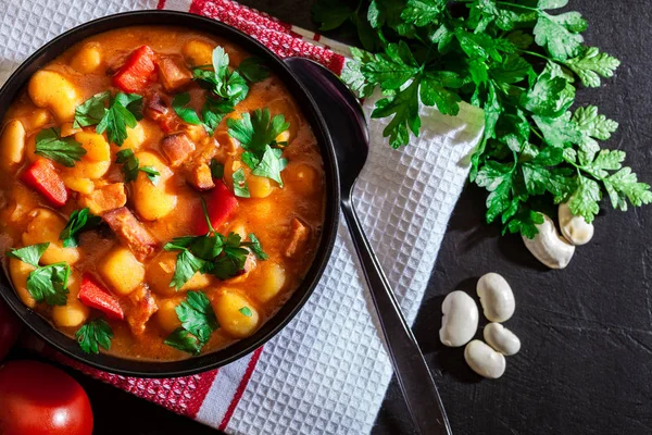 Vit bönsoppa med potatis, tomater, paprika och bacon — Stockfoto