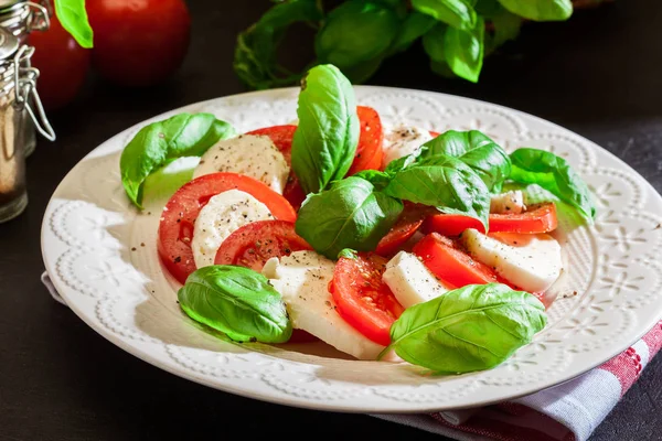 Salada Caprese com mussarela, tomate, manjericão — Fotografia de Stock