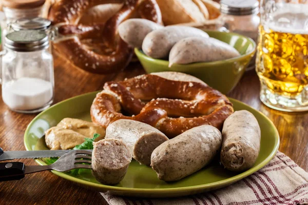 Petit déjeuner bavarois avec saucisse blanche — Photo