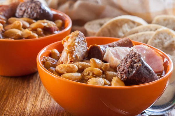 Schale mit fabada asturiana — Stockfoto