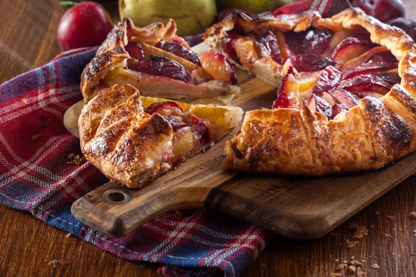 Galette con peras y ciruelas —  Fotos de Stock