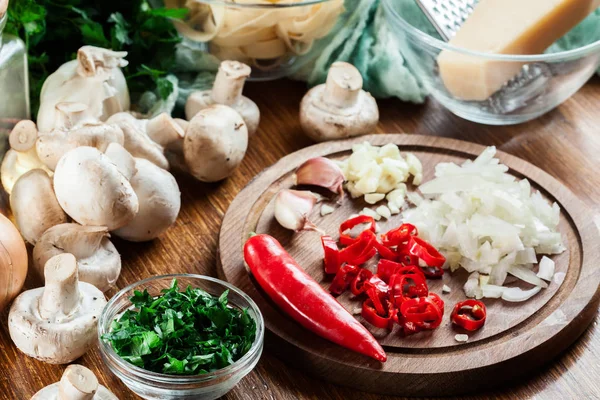Ingrediënten klaar voor bereiden tagliatelle pasta met champignon — Stockfoto