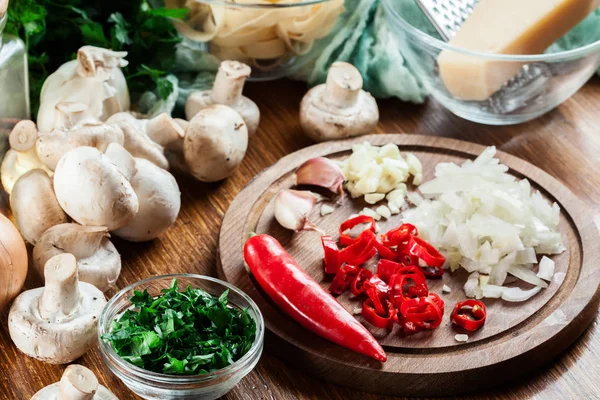 Ingredienser redo för förbereda tagliatelle pasta med champinjon — Stockfoto