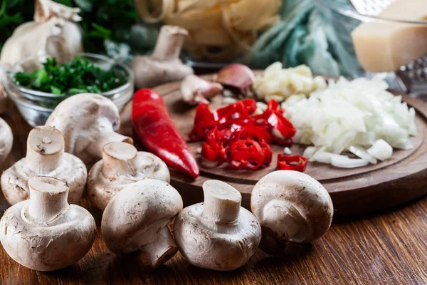 Ingredientes prontos para preparar macarrão tagliatelle com champignon — Fotografia de Stock