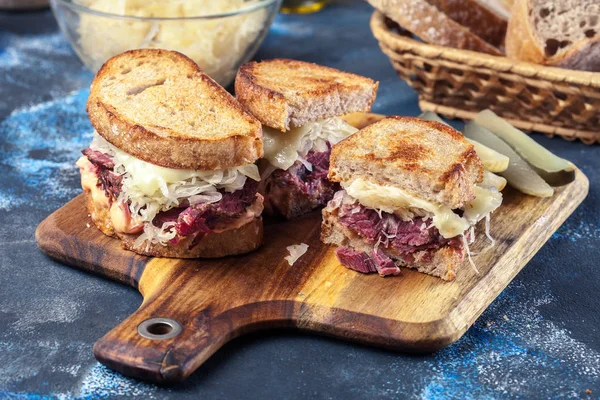 옥수수 쇠고기, 치즈, 소금에 절인 양배추를 곁들인 루벤 샌드위치 — 스톡 사진