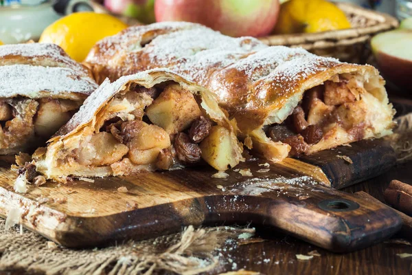 Strudel tradizionale di pasta sfoglia con mela — Foto Stock