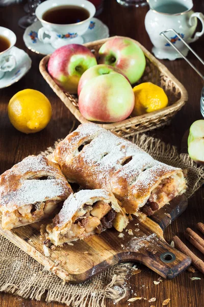リンゴと伝統的なパフペーストリーストルーデル — ストック写真