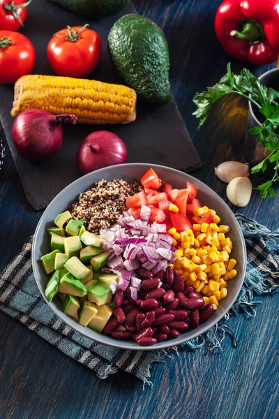 Mexikói saláta quinoa és zöldségekkel — Stock Fotó