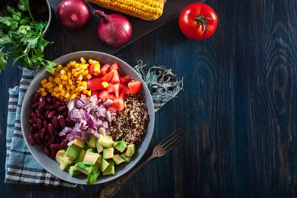 Mexikói saláta quinoa és zöldségekkel — Stock Fotó