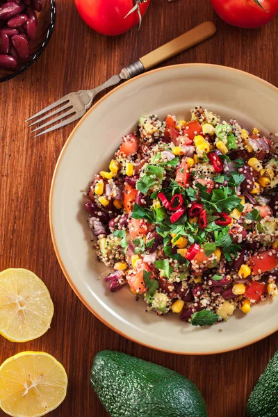 Mexicaanse salade met quinoa en groenten — Stockfoto