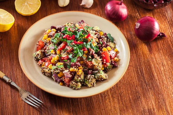 Mexicaanse salade met quinoa en groenten — Stockfoto