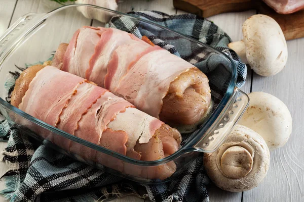 Rauwe kipfilet gevuld met champignon — Stockfoto