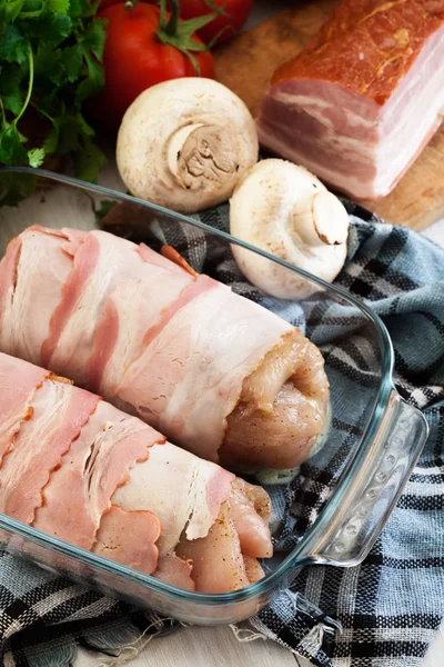 Pechuga de pollo cruda rellena con champiñón —  Fotos de Stock