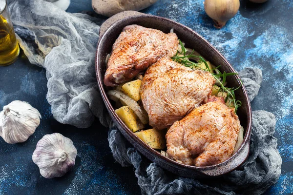 Cosce di pollo e patate pronte per la cottura — Foto Stock