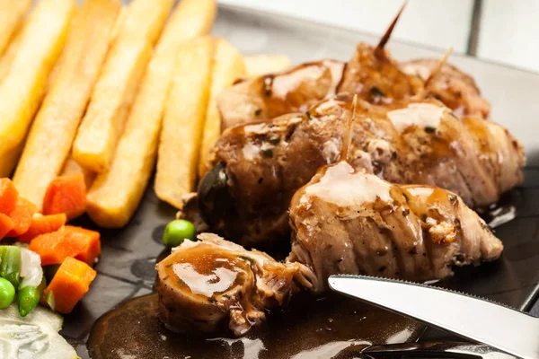 Rollos de cerdo con papas fritas con verduras —  Fotos de Stock