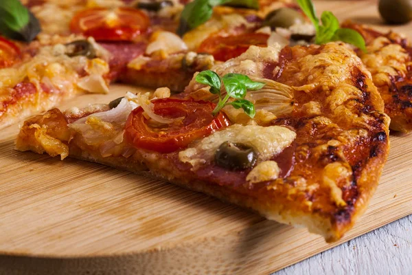 Potongan pizza dengan bacon, zaitun dan tomat — Stok Foto