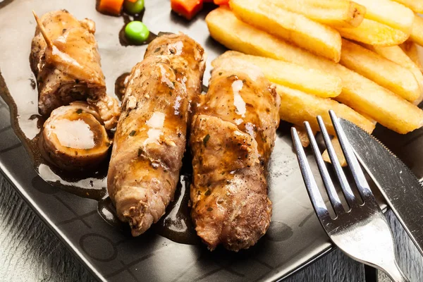 Rollos de cerdo con papas fritas con verduras —  Fotos de Stock