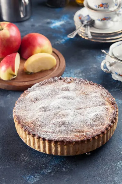 Crostata di torta di mele fatta in casa con cannella e zucchero — Foto Stock