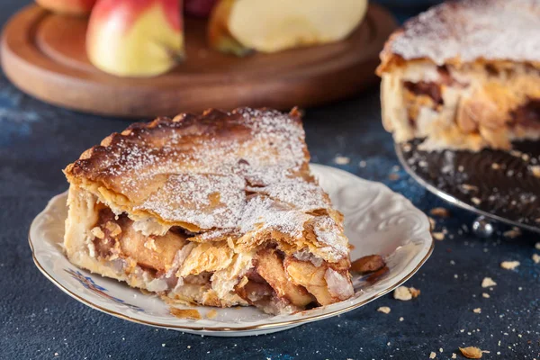 Tarta de manzana casera con canela y azúcar — Foto de Stock