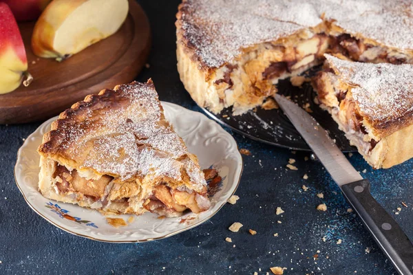 Hemlagad äppelpaj tårta med kanel och socker — Stockfoto