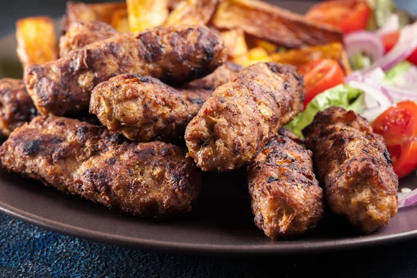 Kebapche ou cevapcici, kebab de carne picada balkan — Fotografia de Stock