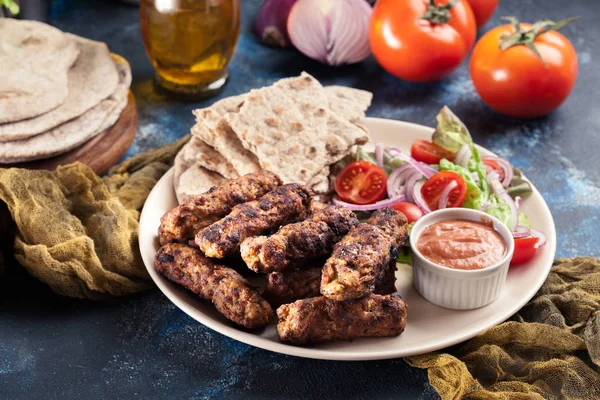 Kebapche ou cevapcici, kebab de carne picada balkan — Fotografia de Stock