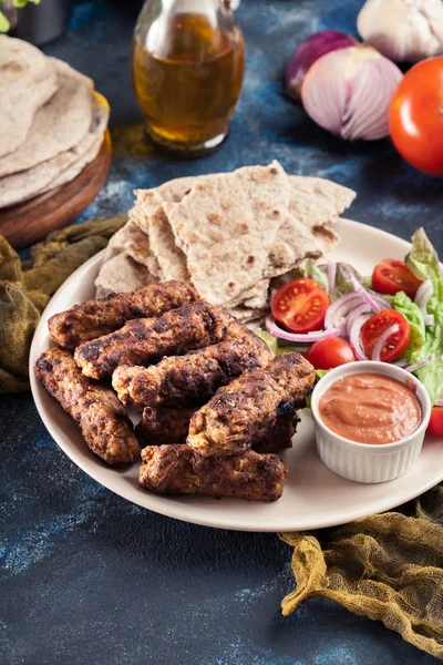Kebapche o cevapcici, kebab de carne picada de balkán — Foto de Stock