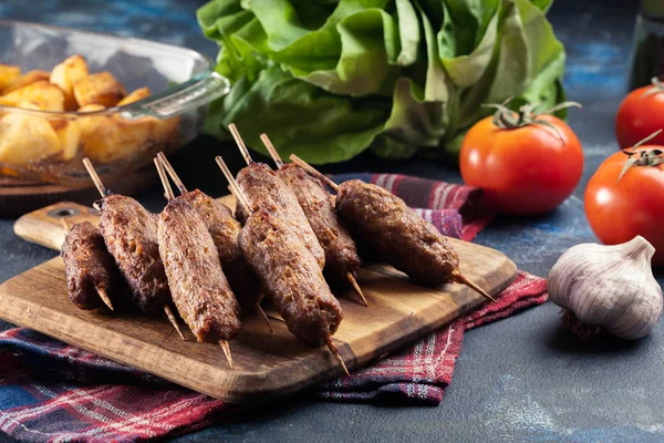 Grillowane bałkańskie Cevapcici lub Kebab na szaszłyków — Zdjęcie stockowe