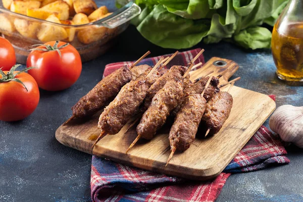 Grillowane bałkańskie Cevapcici lub Kebab na szaszłyków — Zdjęcie stockowe