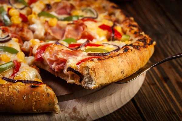 Buatan sendiri pizza dengan bacon, paprika dan jagung — Stok Foto