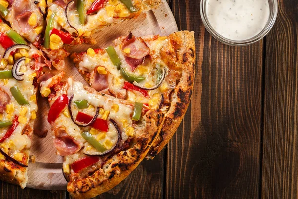 Домашняя пицца с беконом, паприкой и кукурузой — стоковое фото