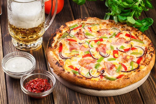 Domácí pizza se slaninou, paprikou a kukuřicí — Stock fotografie