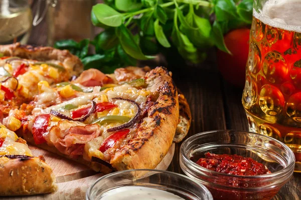 Ev yapımı pizza sosis, kırmızı biber ve Mısır ile — Stok fotoğraf