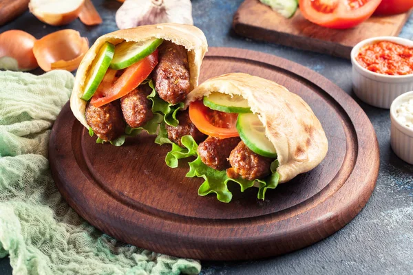 Cevapcici eller cevapi serveras med pitabröd — Stockfoto