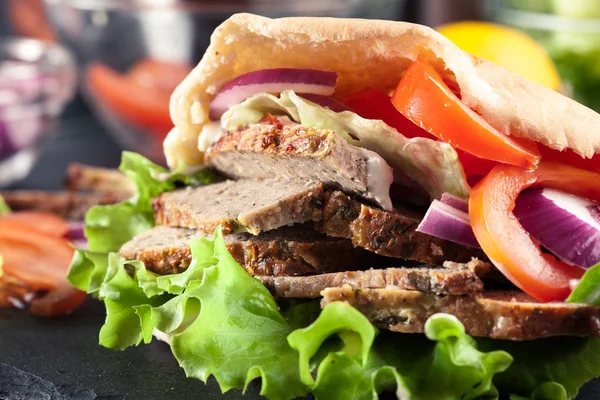 Döner Kebab - gebratenes Hackfleisch in Fladenbrot — Stockfoto