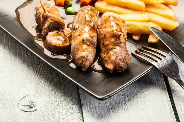 Rollos de cerdo con papas fritas con verduras —  Fotos de Stock