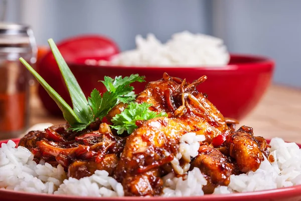 Chinesische klebrige Schweinelende gebraten mit einer süßen und herzhaften Sauce — Stockfoto