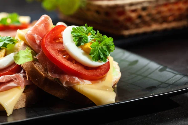美味的三明治与火腿火腿、 奶酪、 西红柿和鸡蛋 — 图库照片