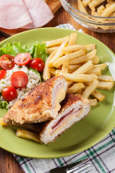 Escalope Cordon Bleu avec longe de porc servie avec frites et s — Photo