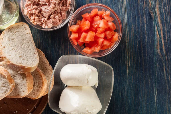 Ingredientes listos para preparar bruschetta con atún, mozzarella — Foto de Stock