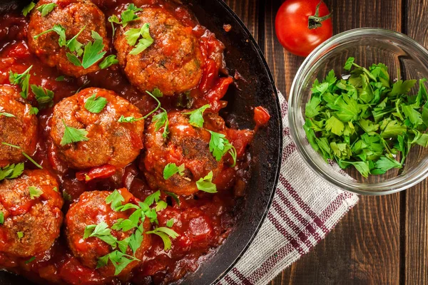 Baharatlı domates soslu domuz eti köfte — Stok fotoğraf