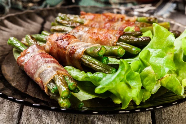 Feijão verde frito embrulhado em bacon defumado — Fotografia de Stock