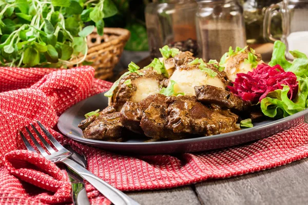 Свиная вырезка в грибном соусе с вареной картошкой и салатом — стоковое фото