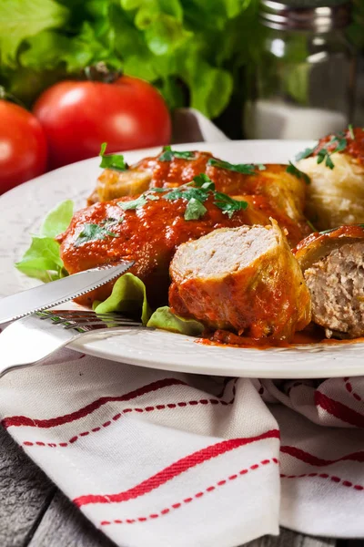 Repollo relleno con carne y arroz servido con papas hervidas y salsa de tomate —  Fotos de Stock