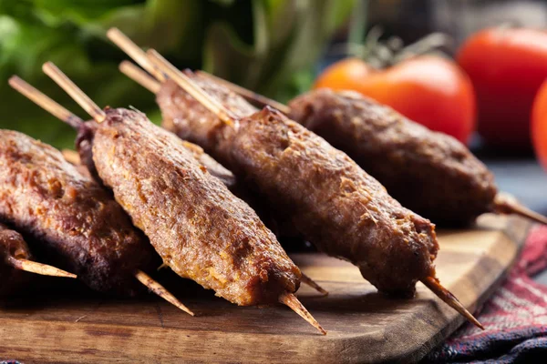 Grillowane bałkańskie Cevapcici lub Kebab na szaszłyków — Zdjęcie stockowe