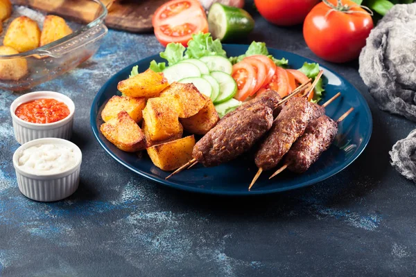 Kızarmış patates ile servis edilen ızgara şiş kebap — Stok fotoğraf