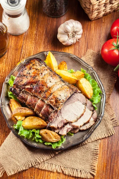 Lomo de cerdo asado con patatas y hierbas horneadas —  Fotos de Stock