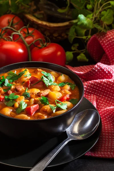 Patates, domates, kırmızı biber ve pastırma ile beyaz fasulye çorbası — Stok fotoğraf