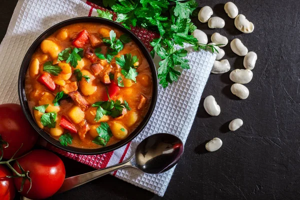 Patates, domates, kırmızı biber ve pastırma ile beyaz fasulye çorbası — Stok fotoğraf