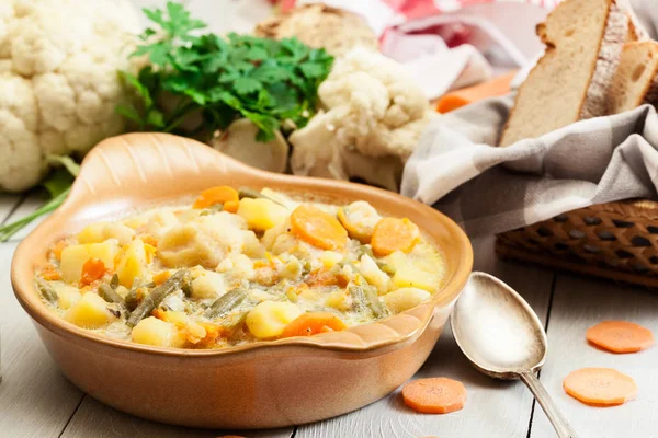 Sup sayuran dengan bahan-bahan wortel, kembang kol, kentang dan peterseli — Stok Foto